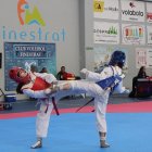 Dos taekwondistas en el pabellón deportivo de Finestrat.