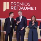 El Rey Felipe VI, la alcaldesa de Valencia, María José Catalá (2d), y la ministra de Ciencia, Innovación y Universidades, Diana Morant (i), durante la entrega de la 37ª Edición de los 'Premios Rei Jaume I', a 25 de noviembre de 2025, en Valencia, Comunidad Valenciana (España). Los Premios Rei Jaume I reconocen la trayectoria científica o empresarial de personas que han alcanzado la excelencia en su campo y han desarrollado la mayoría de su carrera profesional en España.

Rober Solsona / Europa Press
25/11/2025