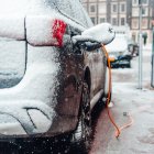 Coche eléctrico cargando la batería