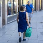 Una señora mayor sujeta una bolsa mientras camina por las calles de una ciudad española. 
EDUARDO PARRA / EUROPA PRESS 
24/6/2024