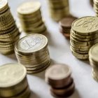 Monedas apiladas en una simpática construcción. 
EUROPA PRESS
20/3/2025