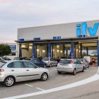 Coches esperando la ITV