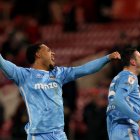 Milan van Ewijk celebrando la victoria del Coventry City en el Riverside Stadium. (Foto: Nigel Roddis / Getty Images)