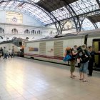 Dos turistas en chanclas tomando un tren en España.
23/4/2009
EUROPA PRESS