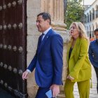 El presidente de la Junta de Andalucía, Juanma Moreno, junto a la consejera Carolina España y el portavoz del Grupo Parlamentario Popular, Toni Martín.