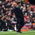 Arne Slot reacciona durante el Liverpool–PSV de la Champions 2025/26 en Anfield. (Foto: Carl Recine/Getty Images)