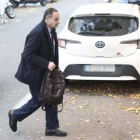 José Luis Ábalos llegando este jueves al Tribunal Supremo y portando una mochila.