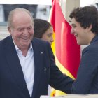 El rey Juan Carlos I comparte una escena distendida con su nieto Froilán, símbolo de una relación cercana marcada por consejos sencillos y gestos cotidianos.