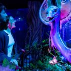 Una pareja descubre de cerca una criatura del universo Avatar en una de las zonas más espectaculares y realistas de la experiencia inmersiva.