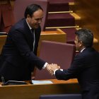 El candidato del PP a la Presidencia de la Generalitat, Juanfran Pérez Llorca, se da la mano con el 'president' de la Generalitat en funciones, Carlos Mazón, tras la investidura

JORGE GIL/EUROPA PRESS
27/11/2025