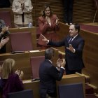 Juanfran Pérez Llorca recibe los aplausos de su grupo en Les Corts