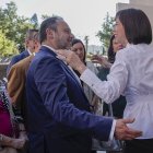 Gesto cariñoso entre Diana Morant y Ábalos