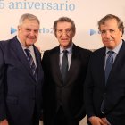 Antonio Martín Beaumont (i), Alberto Núñez Feijóo (c) y Benjamín López (d) en la fiesta del 25 aniversario de ESdiario