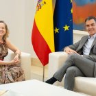 El  presidente del Gobierno, Pedro Sánchez, con la presidenta del Banco Europeo de Inversiones, Nadia Calviño.