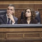 El presidente del Gobierno, Pedro Sánchez, y la vicepresidenta primera y ministra de Hacienda, María Jesús Montero, en el Congreso.