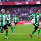 SEVILLE, SPAIN - NOVEMBER 30: Pablo Fornals of Real Betis celebrates scoring his team's first goal with teammate Cucho Hernandez during the LaLiga EA Sports match between Sevilla FC and Real Betis Balompie at Estadio Ramon Sanchez Pizjuan on November 30, 2025 in Seville, Spain. (Photo by Fran Santiago/Getty Images)
