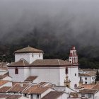 Los tejados empapados y las nubes bajas definen el paisaje habitual de Grazalema, considerado por muchos el pueblo más lluvioso de España.
