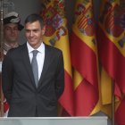 El presidente del Gobierno, Pedro Sánchez, durante el acto solemne de homenaje a la bandera nacional y desfile militar por el 12 de octubre, Día de la Hispanidad.