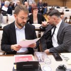 El diputado de Sumar, Alberto Ibáñez (i), y el portavoz de ERC en el Congreso, Gabriel Rufián (d).