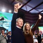 Alberto Núñez Feijóo con María Guardiola en un mitin