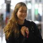 (rene Urdangarin camina por el aeropuerto de Madrid para marcharse de España.