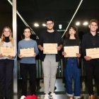 Algunos de los estudiantes premiados junto a la alcaldes, Amparo Folgado, y a la concejala de Educación, María Fernández.