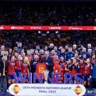 El presidente de la RFEF, Rafael Louzán, entrega una camiseta de la Selección a SM el Rey Felipe VI junto a las campeonas de la UEFA Nations League

RFEF / Europa Press
03/12/2025