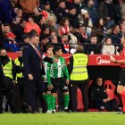 SEVILLE, SPAIN - NOVEMBER 30: Referee, Jose Luis Munuera Montero talks to Matias Almeyda, Head Coach of Sevilla FC, and Manuel Pellegrini, Head Coach of Real Betis, after they throw water bottles on the floor leading to an interruption in play during the LaLiga EA Sports match between Sevilla FC and Real Betis Balompie at Estadio Ramon Sanchez Pizjuan on November 30, 2025 in Seville, Spain. (Photo by Fran Santiago/Getty Images)