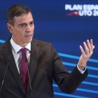 El presidente del Gobierno, Pedro Sánchez, interviene durante la clausura del acto de presentación del Plan España Auto 2030, en el Ministerio de Industria y Turismo, a 3 de diciembre de 2025, en Madrid (España). El Plan España Auto 2030 tiene como objetivo impulsar la transición hacia el vehículo electrificado, fortalecer la industria automovilística española y asegurar una movilidad sostenible, accesible y alineada con los compromisos de reducción de emisiones. Por ello el proyecto recoge ayudas directas a la compra, inversiones en industria, I+D+i, digitalización, puntos de carga, economía circular y políticas de descarbonización.

Eduardo Parra / Europa Press
03/12/2025
