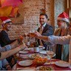 Brindar con Diez días de Marzo en ‘Mítico Bar’, un buen plan para estas navidades. Foto- Sofía Moro