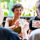 Los jóvenes han adoptado el aperitivo como nuevo plan social: menos noche, más día y sobremesa compartida.