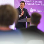 (Foto de ARCHIVO)
El presidente del Gobierno, Pedro Sánchez; interviene en el acto de presentación de la Guía de la Política Exterior Feminista, con la que España sigue los pasos de un conjunto de países que ya lo han hecho, en el Palacio de la Moncloa, Madrid, (España), a 10 de marzo de 2021. La guía, según fuentes gubernamentales, es fruto del compromiso inequívoco y decidido del Gobierno con la igualdad de género y obedece al deseo de convertir en algo transversal de la acción exterior la defensa de los derechos de las mujeres y la igualdad de oportunidades para las mismas. En su elaboración, el Gobierno se ha inspirado en la guía publicada en 2014 por Suecia, primer país en adoptar una política exterior feminista. Tras el país europeo, han seguido sus pasos Canadá en 2017, Francia en 2018, Luxemburgo en 2019 y México en 2020.

EUROPA PRESS/R.Rubio.POOL / Europa Press
10 MARZO 2021;GUIA FEMINISTA;MONCLOA
10/3/2021
