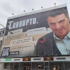 La lona frente al Congreso de Hazte Oír con Pedro Sánchez y el lema "Corrupto".