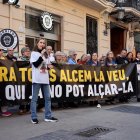 Concentración de protesta ante Les Corts coincidiendo con la comparecencia de Carlos Mazón en la comisión de la dana.