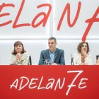 La secretaria de Organización del PSOE, Rebeca Torró; la presidenta del PSOE, Cristina Narbona: el presidente del Gobierno, Pedro Sánchez; la vicesecretaria general del PSOE, vicepresidenta primera del Gobierno y ministra de Hacienda, María Jesús Montero y la secretaria de Igualdad del PSOE, Pilar Bernabé, durante la reunión de la Comisión Ejecutiva Federal en la sede de Ferraz
