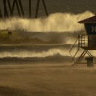 Un surfista en una playa de California.
