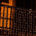 Las guirnaldas luminosas que sobresalen de la barandilla pueden vulnerar la Ley de Propiedad Horizontal si alteran la estética de la fachada