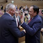 El síndic de Compromís, Joan Baldoví, con el presidente de la Generalitat, Juanfran Pérez Llorca.