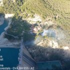 Bomberos trabajan para sofocar un incendio en la zona del embalse de Guadalest
