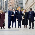 El líder del Partido Popular, Alberto Núñez Feijóo, conversa con los presidentes autonómicos de Aragón, Jorge Azcón; Andalucía, Juanma Moreno, Murcia, Fernando López-Miras (2d), y Valencia, Juanfran Pérez Llorca (d), y con la portavoz del PP en el Congreso, Ester Muñoz, en presencia del alcalde de Madrid, José Luis Martínez Almeida y de la portavoz del PP en el Senado, Alicia García, a su llegada al acto institucional por el Día de la Constitución, este sábado, en Madrid. EFE/Borja Sánchez-Trillo