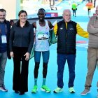 El keniano John Korir gana el Maratón de Valencia, junto a José Díez, María José Catalá y Juan Roig