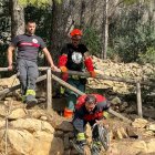 Bomberos voluntarios en el operativo de limpieza forestal.