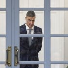 El presidente del Gobierno, Pedro Sánchez, antes de recibir al presidente del Estado de Palestina, Mahmoud Abbas, en el Palacio de La Moncloa, a 10 de diciembre de 2025, en Madrid (España). Abbas realiza una visita de trabajo a nuestro país con el fin de mantener varios encuentros e intercambiar opiniones sobre la nueva etapa que se inicia tras el acuerdo de alto el fuego para la Franja de Gaza.

Jesús Hellín / Europa Press
10 DICIEMBRE 2025;PALESTINA;PRESIDENTE;ABBAS;GUERRA;PAZ;FRANJA DE GAZA;GAZA;ACUERDO;REUNIÓN
10/12/2025