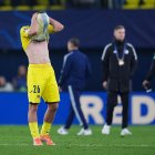 VILLARREAL, SPAIN - DECEMBER 10: Pau Navarro of Villarreal CF looks dejected after the team's defeat in the UEFA Champions League 2025/26 League Phase MD6 match between Villarreal CF and F.C. Copenhagen at Estadio de la Ceramica on December 10, 2025 in Villarreal, Spain. (Photo by Mateo Villalba Sanchez/Getty Images)