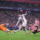 BILBAO, SPAIN - DECEMBER 10: Fabian Ruiz of Paris Saint-Germain misses a chance during the UEFA Champions League 2025/26 League Phase MD6 match between Athletic Club and Paris Saint-Germain at Estadio de San Mames on December 10, 2025 in Bilbao, Spain. (Photo by David Ramos/Getty Images)