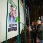 El candidato de Vox, Óscar Fernández Calle en la pega de carteles electorales