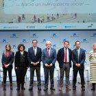 El presidente de la CEOE, Antonio Garamendi, (cuarto desde la izquierda) y el de El presidente de SBEES y de Foment del Treball, Josep Sánchez Llibre (quinto desde la izquierda), en la presentación del informe 'España de los 50 millones'. 
REMITIDA / HANDOUT por SBEES
11/12/2025