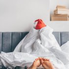 La soledad no deseada y la presión social de aparentar felicidad afectan intensamente durante la Navidad, según los expertos en salud mental.