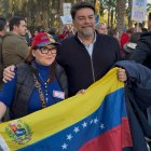El alcalde de Alicante, Luis Barcala, junto a una venezolana residente en la ciudad.