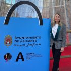 La concejala de Comercio, Lidia López, apoyando la actividad comercial de Alicante.